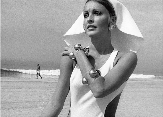 woman black and whiter